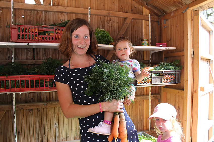 Glückliche Teilnehmerinnen einer BioWochen-Veranstaltung bei der SoLaWi Friedberg-Dorheim.