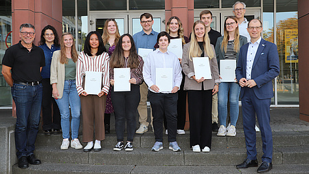 Eine Gruppe junger Leute auf einer Treppe.