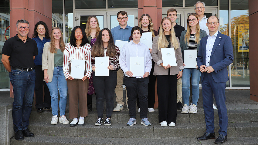Eine Gruppe junger Leute auf einer Treppe.