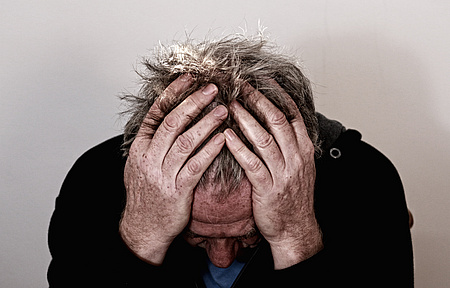 Verzweifelter Mann legt den Kopf in beide Hände Bildherkunft: Gert Altmann auf Pixabay