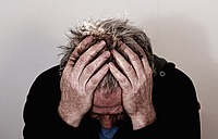 Verzweifelter Mann legt den Kopf in beide Hände Bildherkunft: Gert Altmann auf Pixabay
