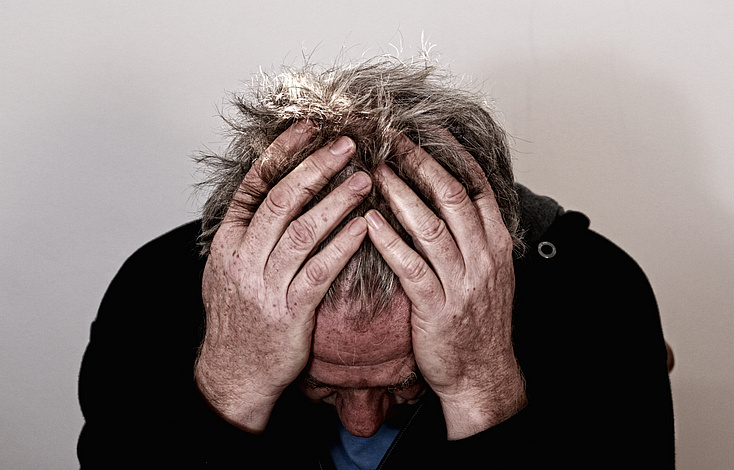 Verzweifelter Mann legt den Kopf in beide Hände Bildherkunft: Gert Altmann auf Pixabay