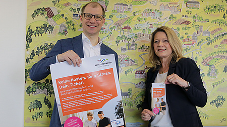 Freuen sich über das neue Ticket: Landrat Jan Weckler und Ann-Karin Schild, Fachstellenleitung Allgemeine Schulträgeraufgaben beim Wetteraukreis.