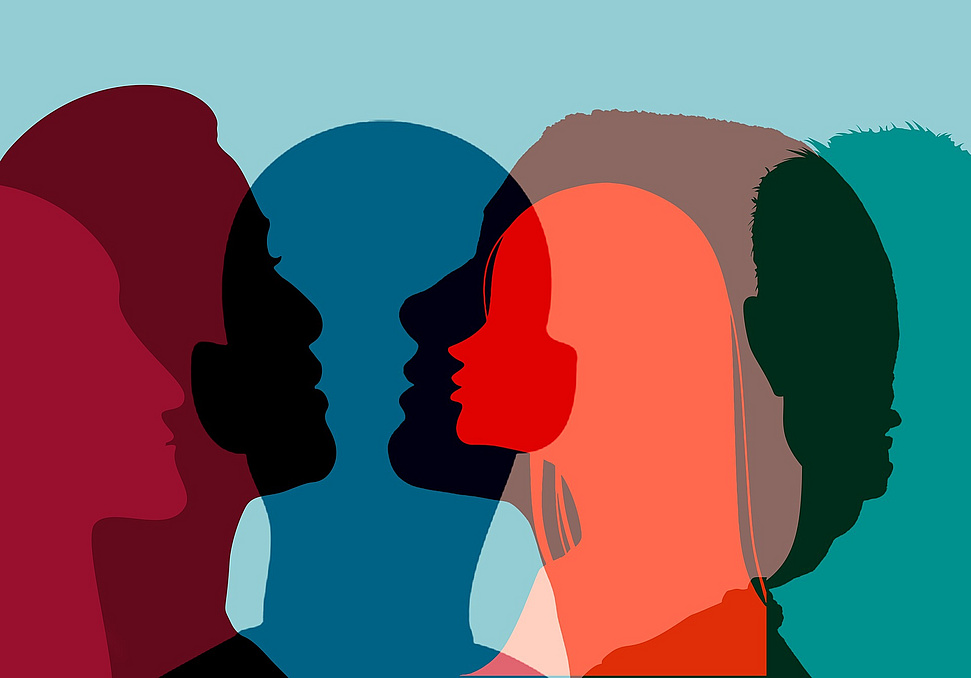 Symbolbild Diskussion mit mehreren farbigen, sprechenden Silhoutten