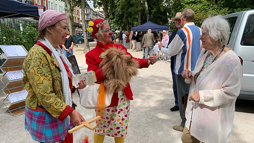 Clowns laufen über das Gelände.