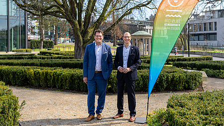 Landrat Jan Weckler und Bürgermeister Sebastian Wysocki in der Bad Vilbeler Innenstadt.