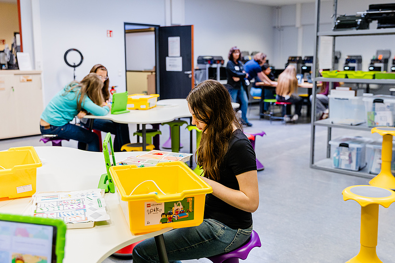 Mädchen bauen LEGO im Medienzentrum.