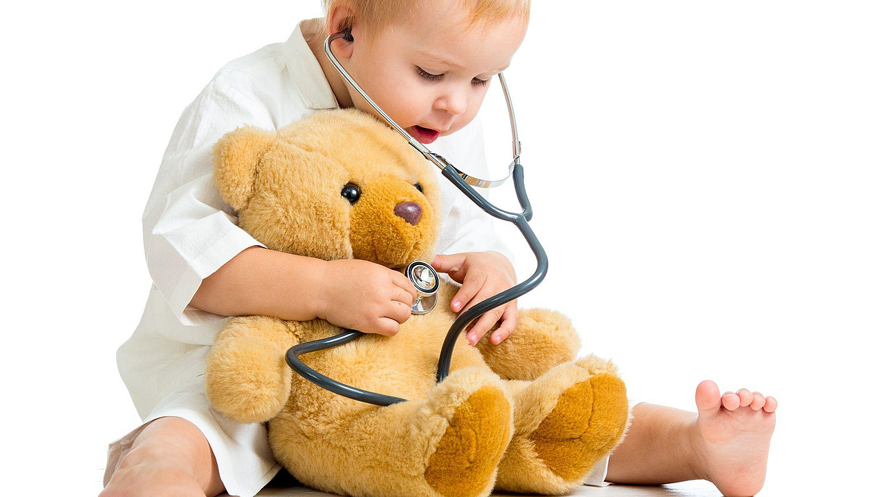 Kleines Kind untersucht mit einem Stethoskop