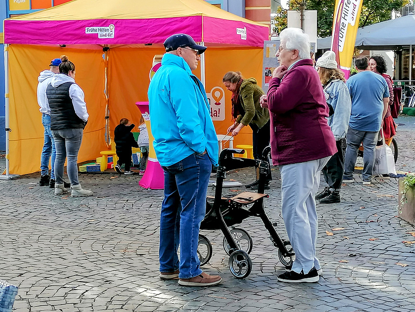 Großeltern im Gespräch