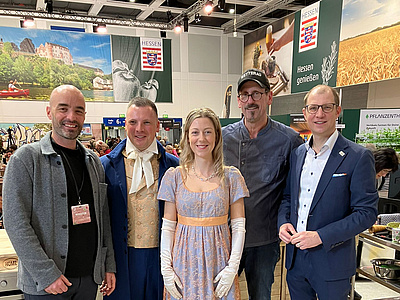 Gemeinsam auf der Grünen Woche (von links): Lars-Henning Metz (Hessischer Rundfunk), Matthias Kallmayer und Ena Kaufmann (Hessentagspaar), Reiner Neidhart (Wetterauer Landgenuss) und Landrat Jan Weckler.