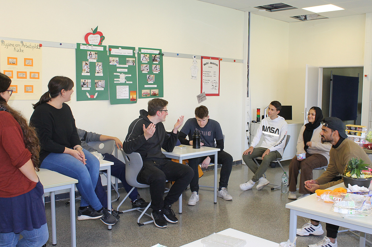 Schüler in Gruppe beim Diskutieren