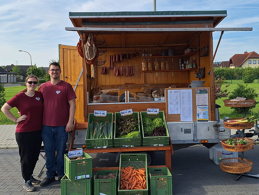 die Weinmanns vor ihrem Marktstand