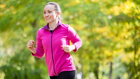 Junge Joggerin im Wald