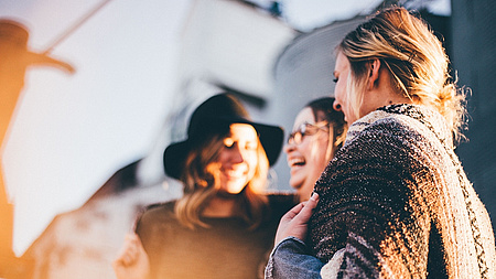 Frauen stehen zusammen und lachen