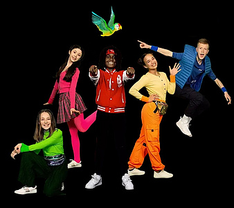 5 tanzende Jugendliche und ein bunter Papagei