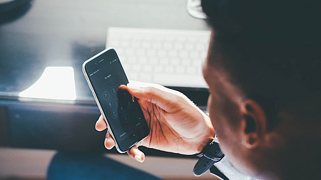 Mann hält Handy in der Hand