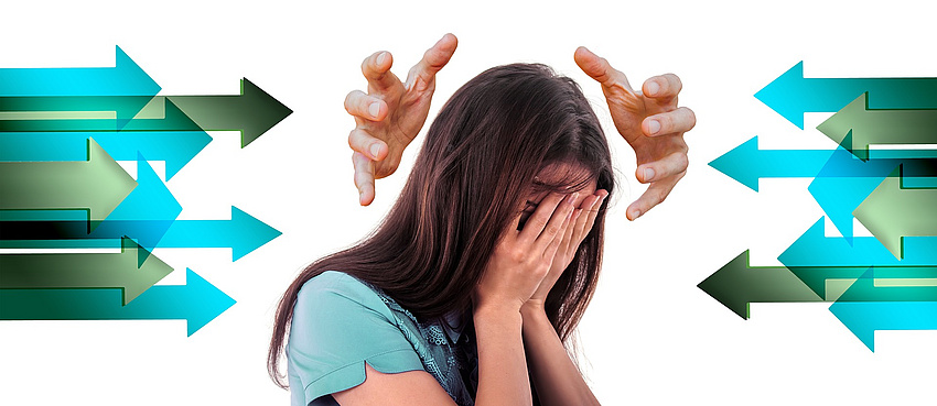 Frau hält Hände vors GEsicht, Stress durch Pfeile sybolisiert