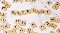 Es ist ein Symbolfoto. Aus Blättchen mit Buchstaben wie beim Spiel Scrabble ist das Wort Ehrenamt gelegt.
