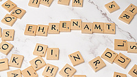 Es ist ein Symbolfoto. Aus Blättchen mit Buchstaben wie beim Spiel Scrabble ist das Wort Ehrenamt gelegt.