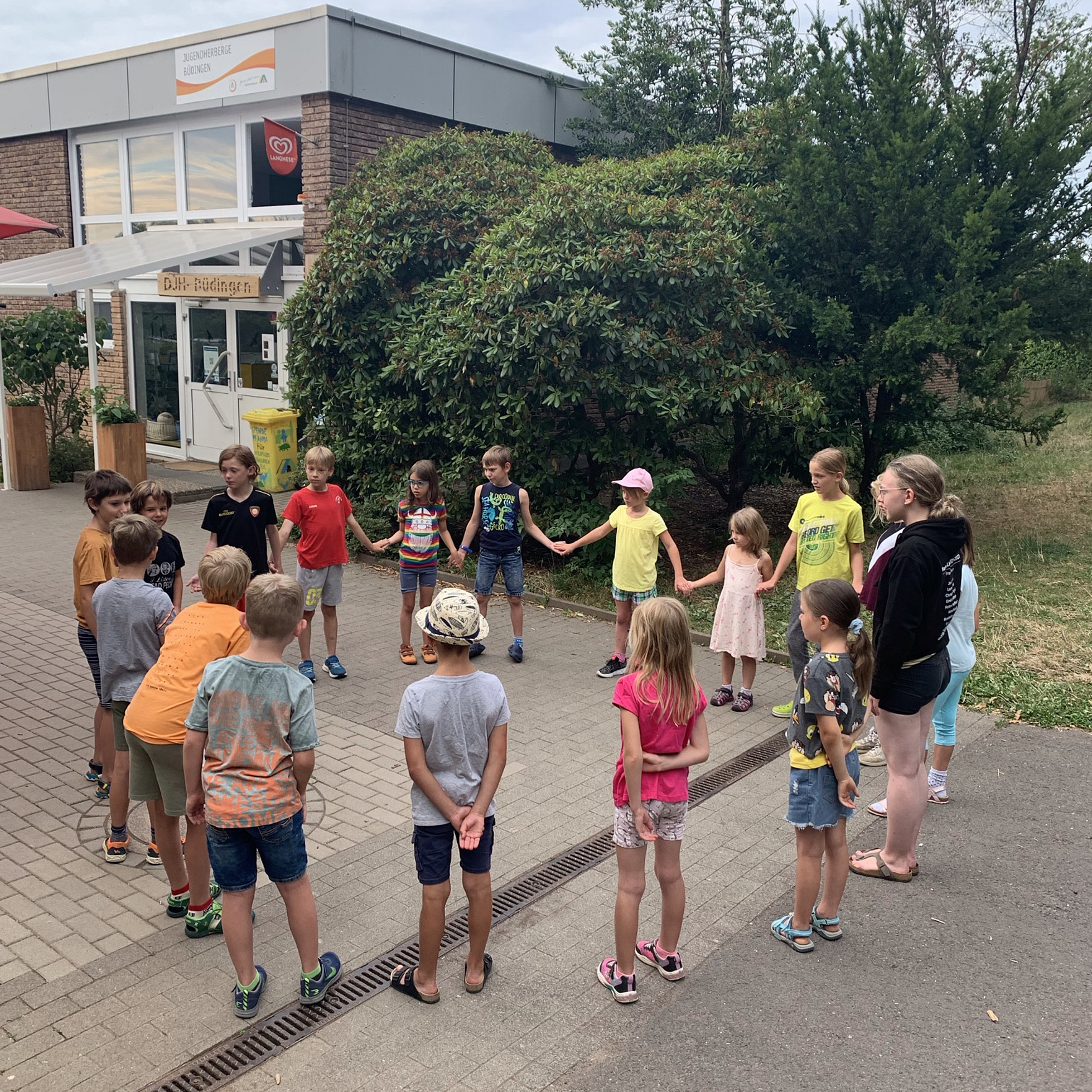 Gruppe von Kindern, die draußen im Kreis steht