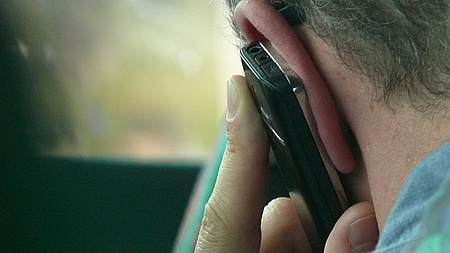 Ein Mensch telefoniert und ist dabei von hinten abgebildet: Bildquelle: Christine Schmidt auf Pixabay