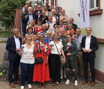 Eine große Personengruppe steht auf der Außentreppe der Villa Trapp in Friedberg