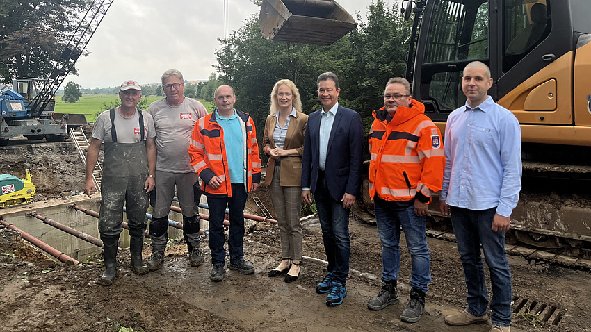 Eine Gruppe von Leuten auf einer Baustelle.