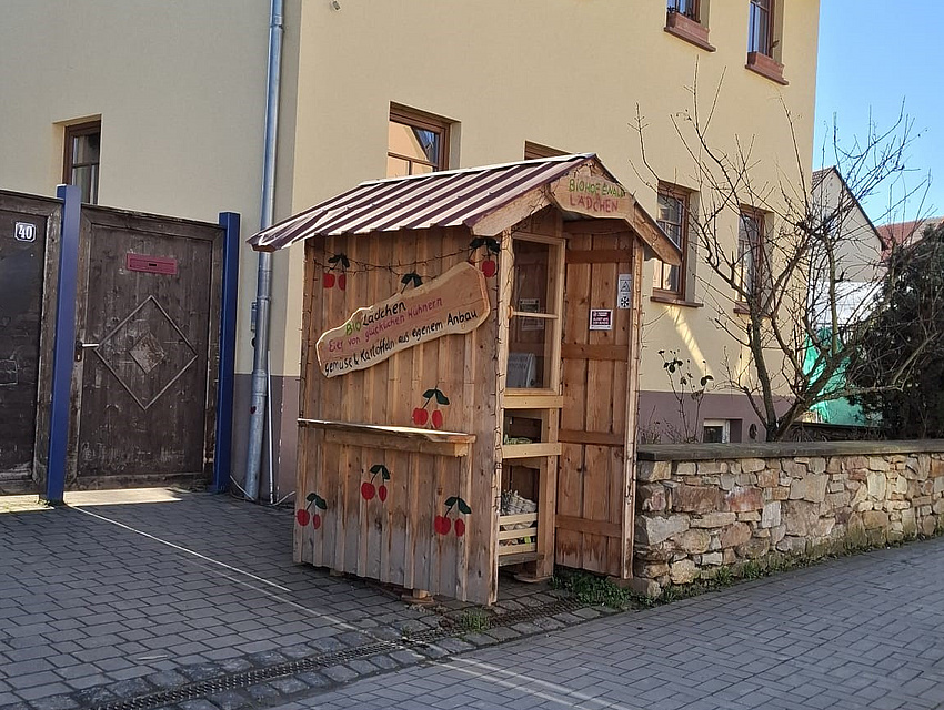 Selbstbedienungshäuschen direkt vor dem Hof
