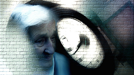 Fotocollage. Gesicht einer alten Frau, daneben das Zifferblatt einer Uhr.opf einer alten