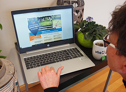 Frau sitzt vor einem Monitor