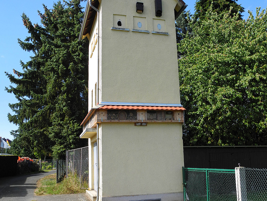 Ein Elektroverteilerhäusen hat die örtliche Naturschutzgruppe zum Insektenhotel und Brutplatz für Schleiereulen und Fledermäuse umgebaut.