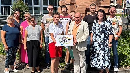 Eine Gruppe von Leuten. Sie halten eine Plakatte mit der Aufschrift "Vielfalt Wetterau".