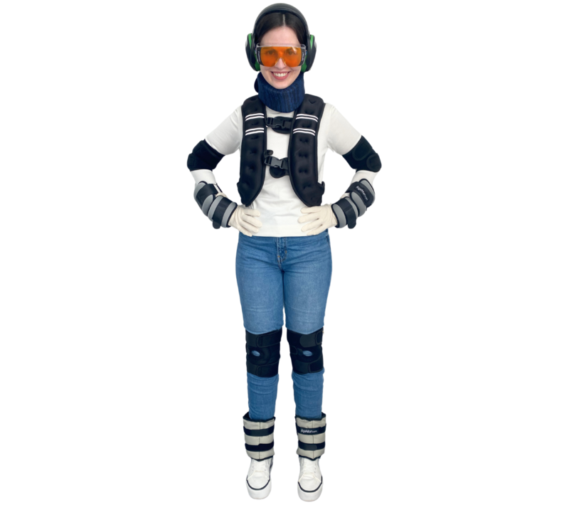 Eine Person im Alterssimulationsanzug