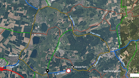 Auf einem Kartenausschnitt ist die Umleitungsstrecke für eine gesperrte Bundesstraße gelb markiert.