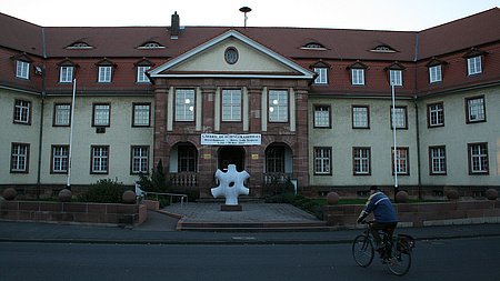 Ein großes, historisches Gebäude mit heller Fassade.