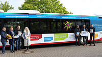 Folierter Linienbus mit vielen bunten Selbsthilfe-Slogan