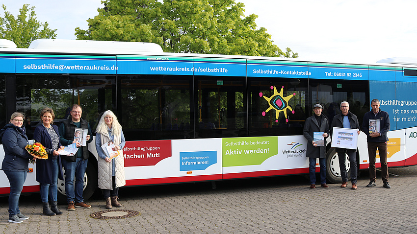 Folierter Linienbus mit vielen bunten Selbsthilfe-Slogan