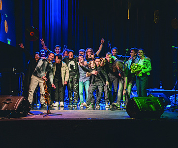 Gruppenfoto auf einer Bühne