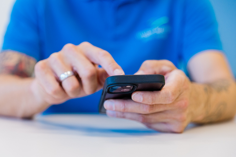 Ein Mann tippt etwas auf einem Smartphone