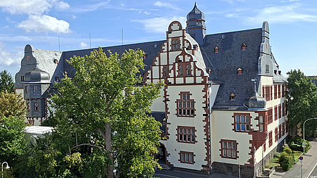 Ein altes Schulgebäude vor blauem Himmel