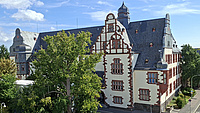 Ein altes Schulgebäude vor blauem Himmel
