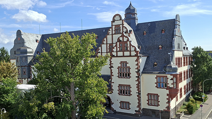 Ein altes Schulgebäude vor blauem Himmel