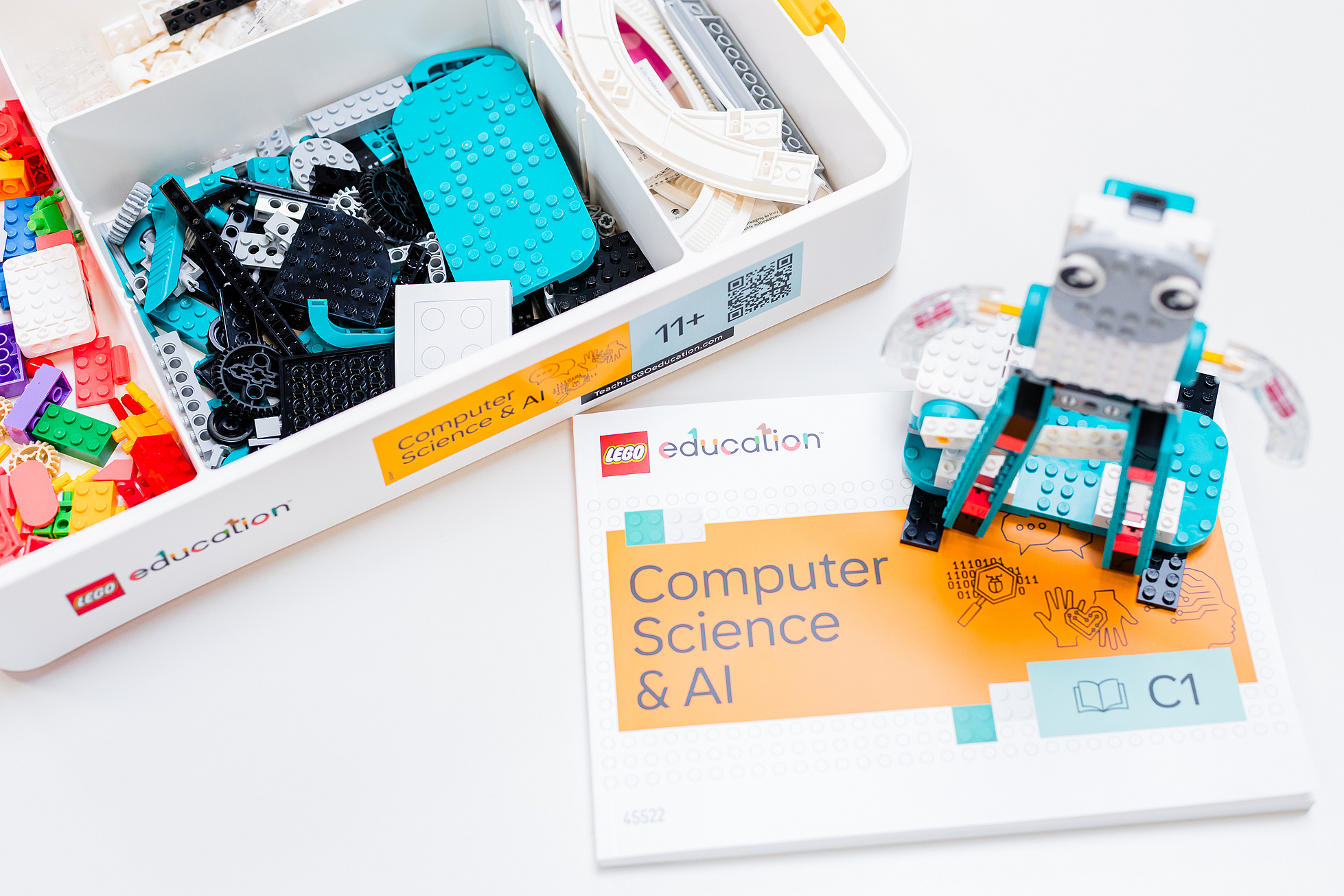 Eine LEGO Kiste mit einer Anleitung und einem Roboter