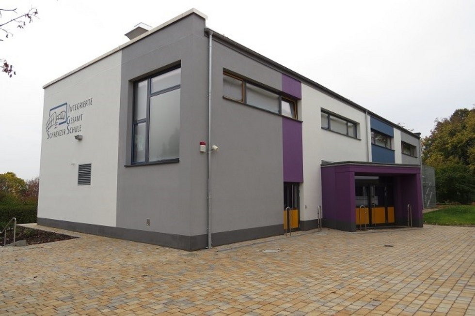 Modernes Schulgebäude mit grau-violetter Fassade