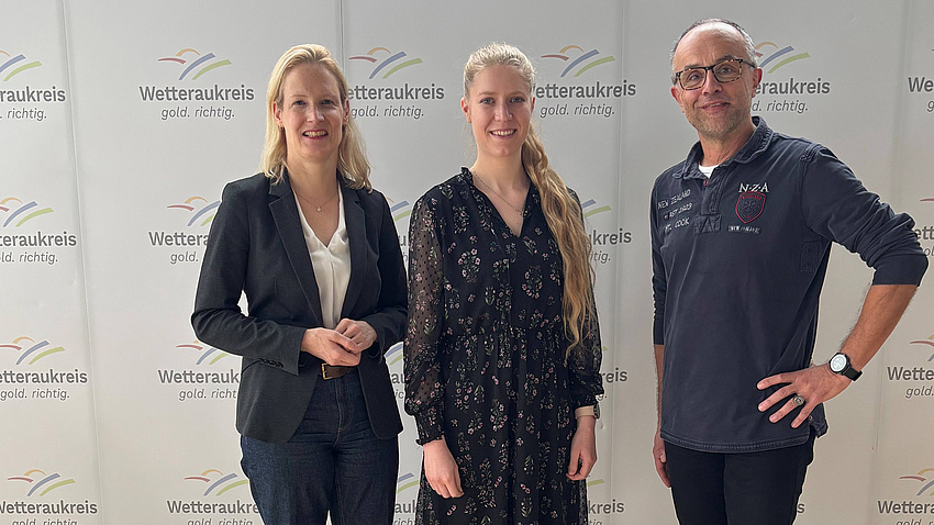 Birgit Weckler, Jessica Platzer und Thomas Buch lächeln in die Kamera.