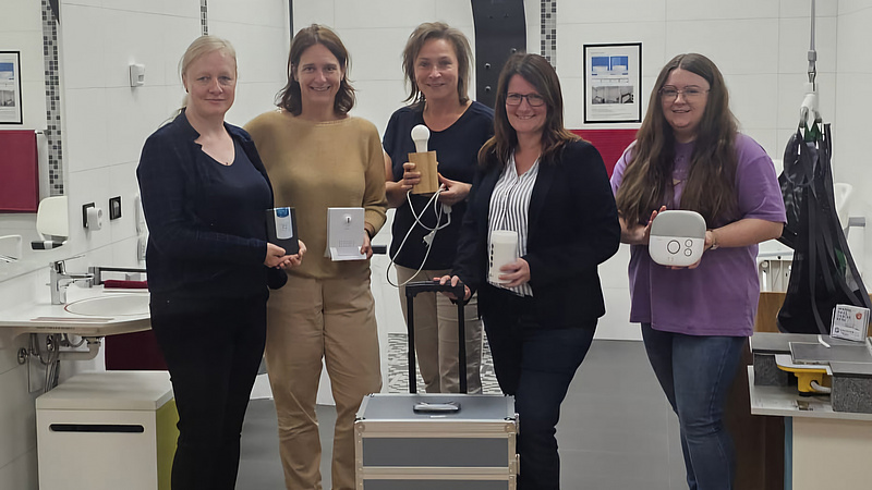 Fünf Damen mit Pflegekoffer