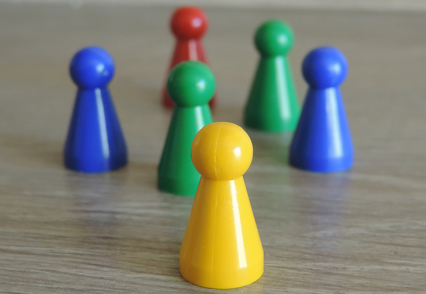 Bunte Spielhütchen auf einer Tischplatte