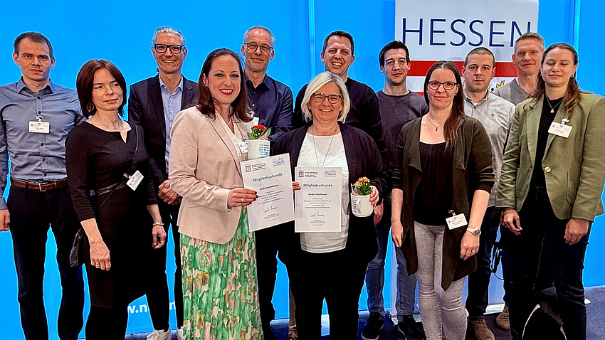 Eine Gruppe von Leuten lächelt in die Kamera.