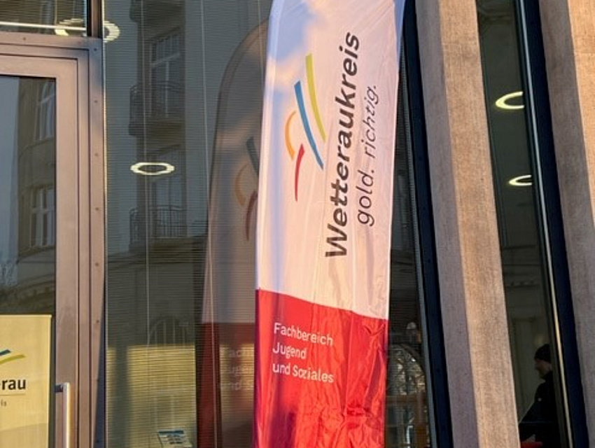 Roll Up des Wetteraukreises vor der Trinkkuranlage in Bad Nauheim