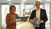 Landrat Jan Weckler und Anette Obleser (Selbsthilfe-Kontaktstelle des Wetteraukreises) präsentieren die 50. Ausgabe der Selbsthilfezeitung für die Wetterau.